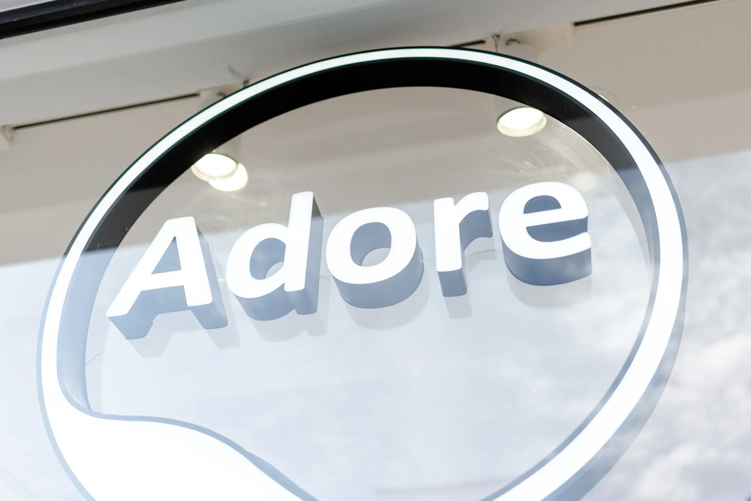 Adore (Athens) — ειδικές κατασκευές από τη Spanopoulos Furniture