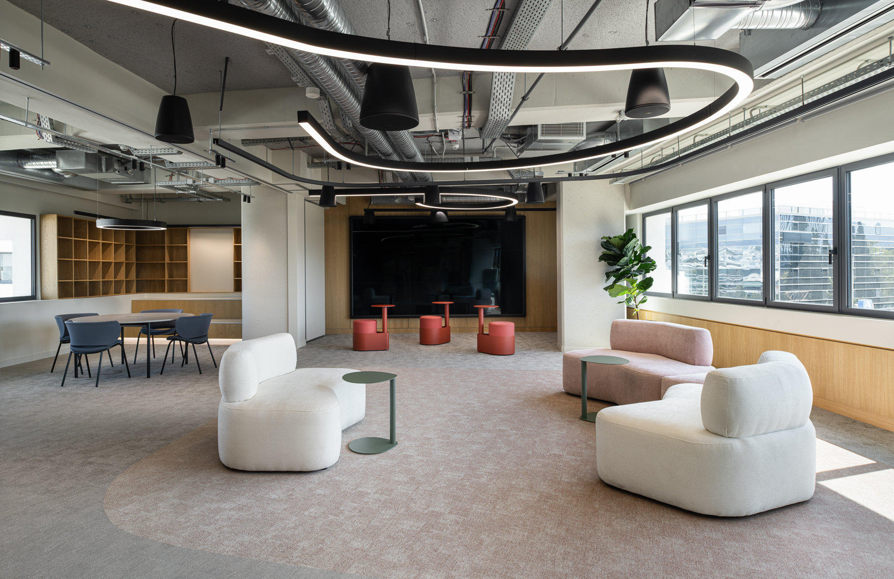 Καμπύλα meeting rooms και ξύλινες κατασκευές στο campus της PwC Ελλάδας στο Μαρούσι, από τη Spanopoulos Furniture.